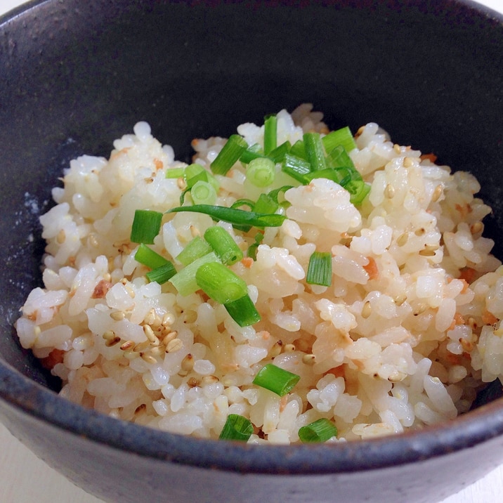 混ぜるだけで簡単☆鮭フレークのごまマヨご飯